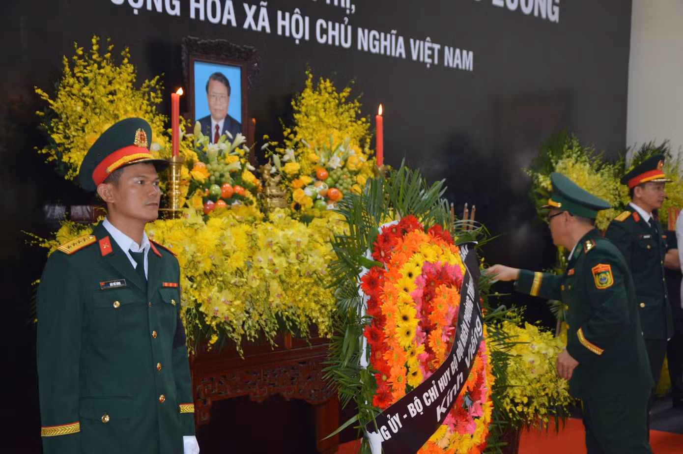 Nhiều cán bộ, lực lượng vũ trang, nhân dân đến viếng nguyên Chủ tịch nước Trần Đức Lương.
