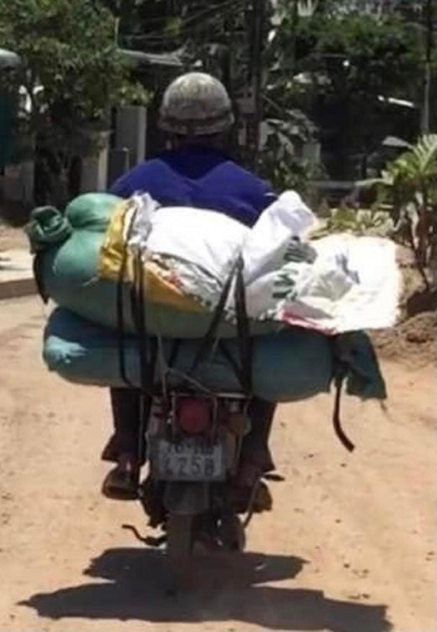 Mang heo bệnh, heo chết đi tiêu thụ. Ảnh (CA)