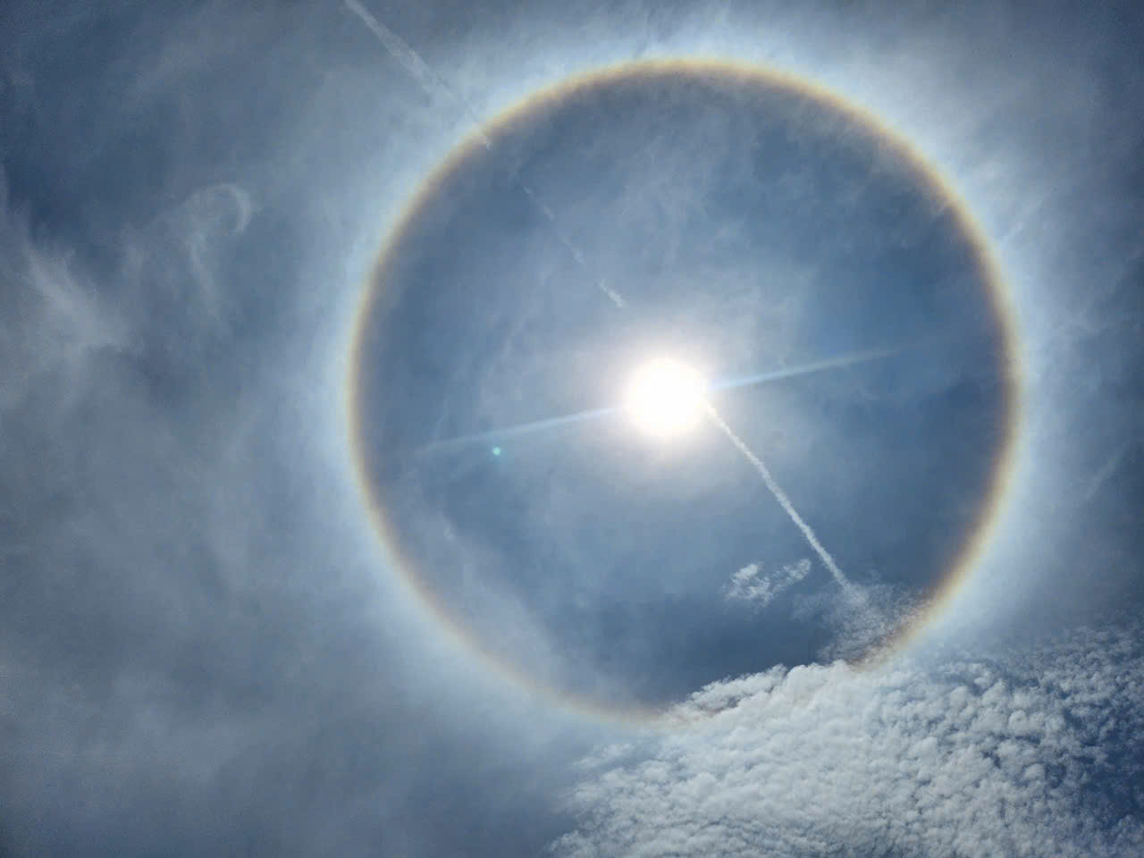 Hiện tượng quầng mặt trời xuất hiện tại Quảng Ngãi vào trưa 14/5.
