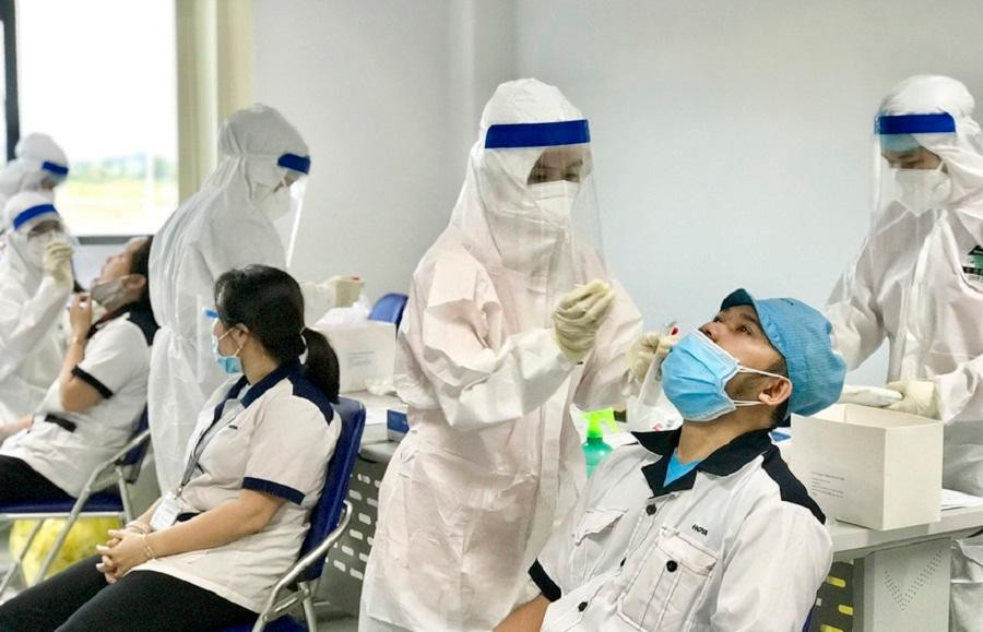 Lấy mẫu xét nghiệm SARS-CoV-2 cho công nhân Công ty Hoya Lens Việt Nam, chi nhánh Quảng Ngãi.