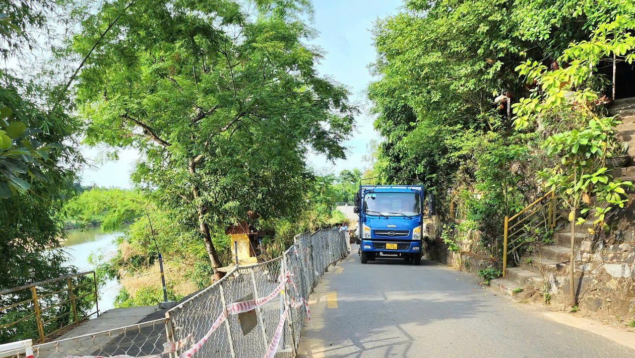 Mặt cắt tuyến tỉnh lộ này chỉ rộng 7m, không có lề đường, một bên là sông, bên còn lại là núi đá.