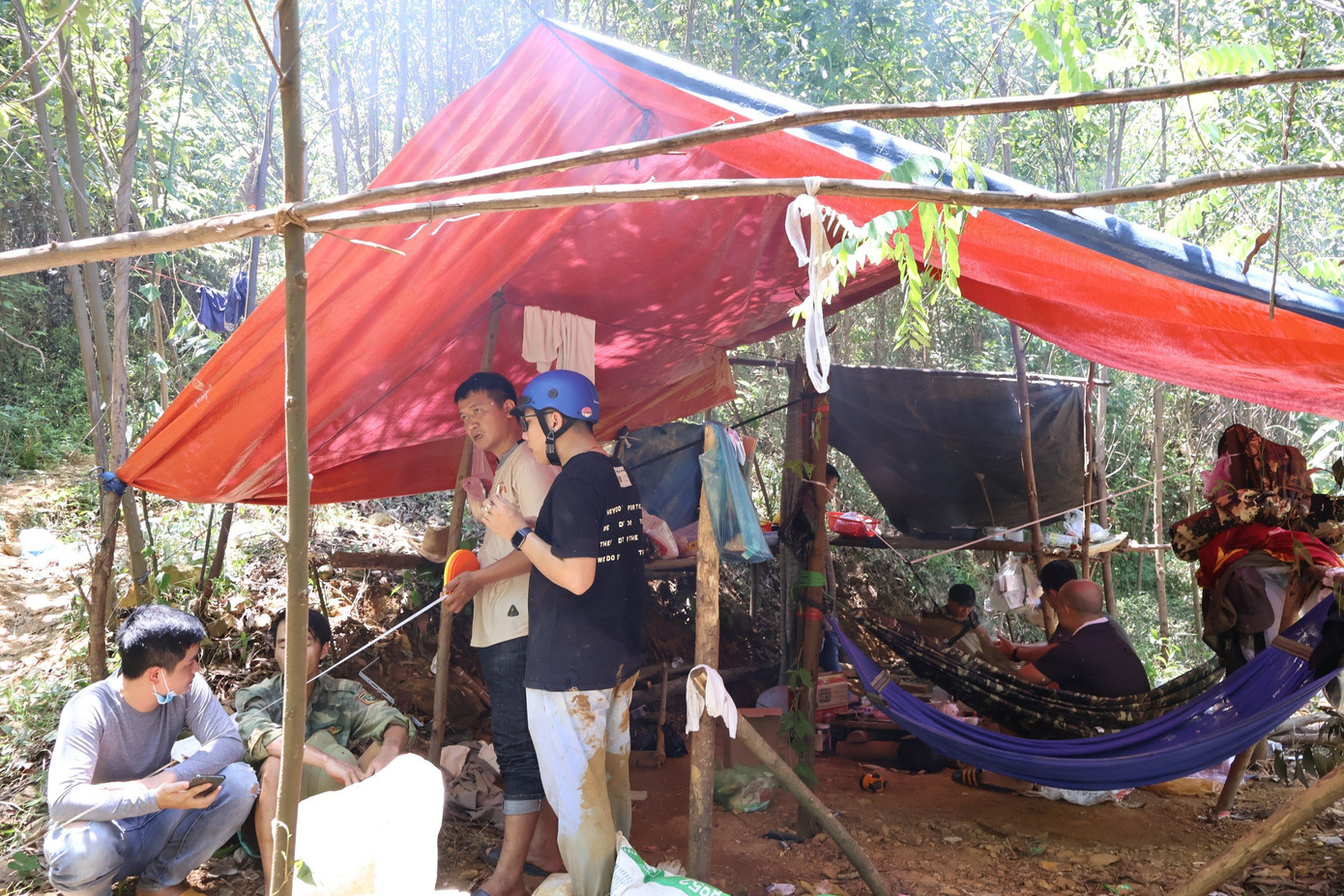 Công an Quảng Ngãi triệt xóa điểm đào, đãi vàng sa khoáng trái phép. Ảnh: CA