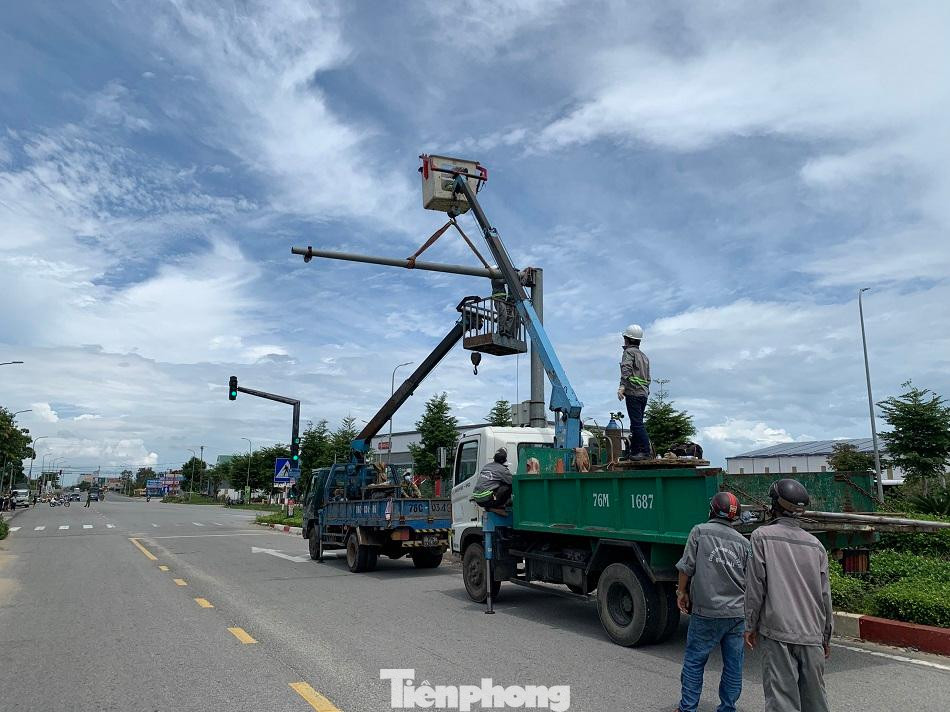 Tháo camara trên ngõ ra vào TP Quảng Ngãi để đưa cây đi.