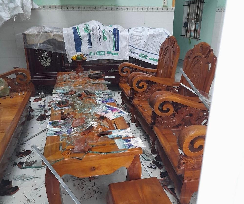 Ngói tốc bay, rơi xuống, vỡ đồ đạc trong nhà. Ngói tốc bay, rơi xuống, vỡ đồ đạc trong nhà.