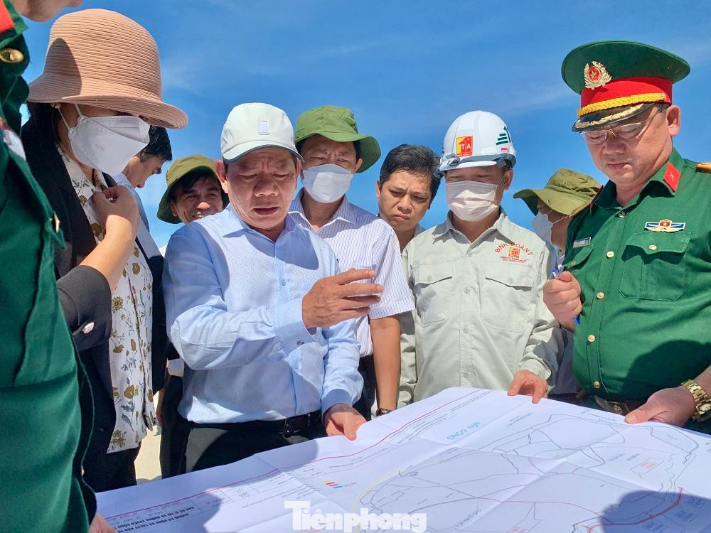 Chủ tịch UBND tỉnh Quảng Ngãi Đặng Văn Minh kiểm tra thực tế dự án đường cơ động phía đông nam Lý Sơn.