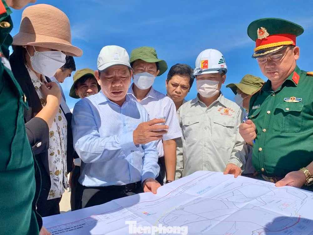 Chủ tịch UBND tỉnh Quảng Ngãi Đặng Văn Minh kiểm tra thực tế dự án đường cơ động phía đông nam Lý Sơn.