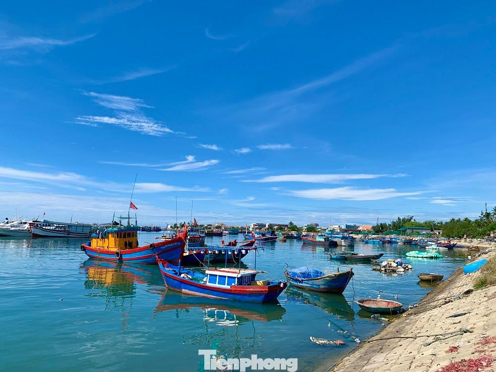 Dự án Vũng neo đậu tàu thuyền Lý Sơn thi công hơn 17 năm vẫn nham nhở.