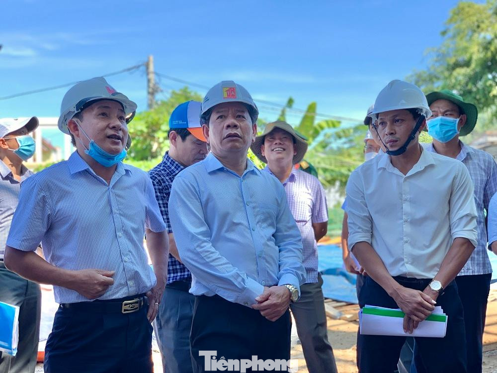 Chủ tịch UBND tỉnh Quảng Ngãi Đặng Văn Minh kiểm tra thực tế tại dự án Trung tâm Y tế Quân- Dân y kết hợp huyện Lý Sơn.