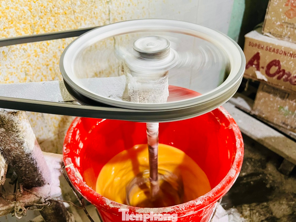 Chỉ mới bước chân vào thôn Đông Thuận (xã Bình Trung, huyện Bình Sơn, tỉnh Quảng Ngãi) mùi thơm dịu nhẹ của làng bánh trứ danh một thời quyện trong cái mưa và lạnh của những ngày giáp Tết.