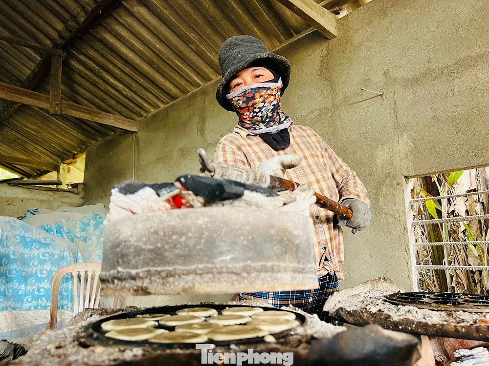 Theo ông Phùng, từ tháng 11 đến tháng 12 (âm lịch), lò bánh của ông luôn đỏ lửa từ tờ mờ sáng cho đến đêm khuya, để kịp đơn hàng trong những ngày tết. Ngày thường lò bánh của ông sản xuất từ 4.000-5.000 cái, còn những ngày tết thì tăng lên gấp đôi từ 8.000-10.000 cái. Các đầu nậu đến cơ sở lấy bánh bỏ sỉ ở các chợ, tạp hóa trên địa bàn Quảng Ngãi, Quảng Nam, Bình Định và cả nước ngoài.