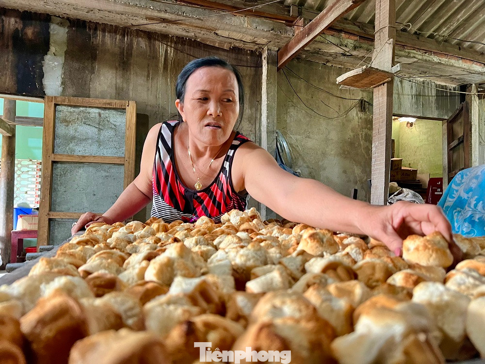 Tiếp theo, bắt lò than nhỏ, đưa khuôn bánh (bằng đồng, có hình bầu dục, đường kính 25-35mm, phía trong chia thành nhiều ô) lên lò cho nóng rồi dùng dầu xoa một lớp mỏng để “chống dính”, sau đó dùng muỗng đổ hỗn hợp đã đánh vào từng khuôn rồi đậy nắp lại. Than củi được đặt trên cả nắp khuôn để bánh được nở đều.