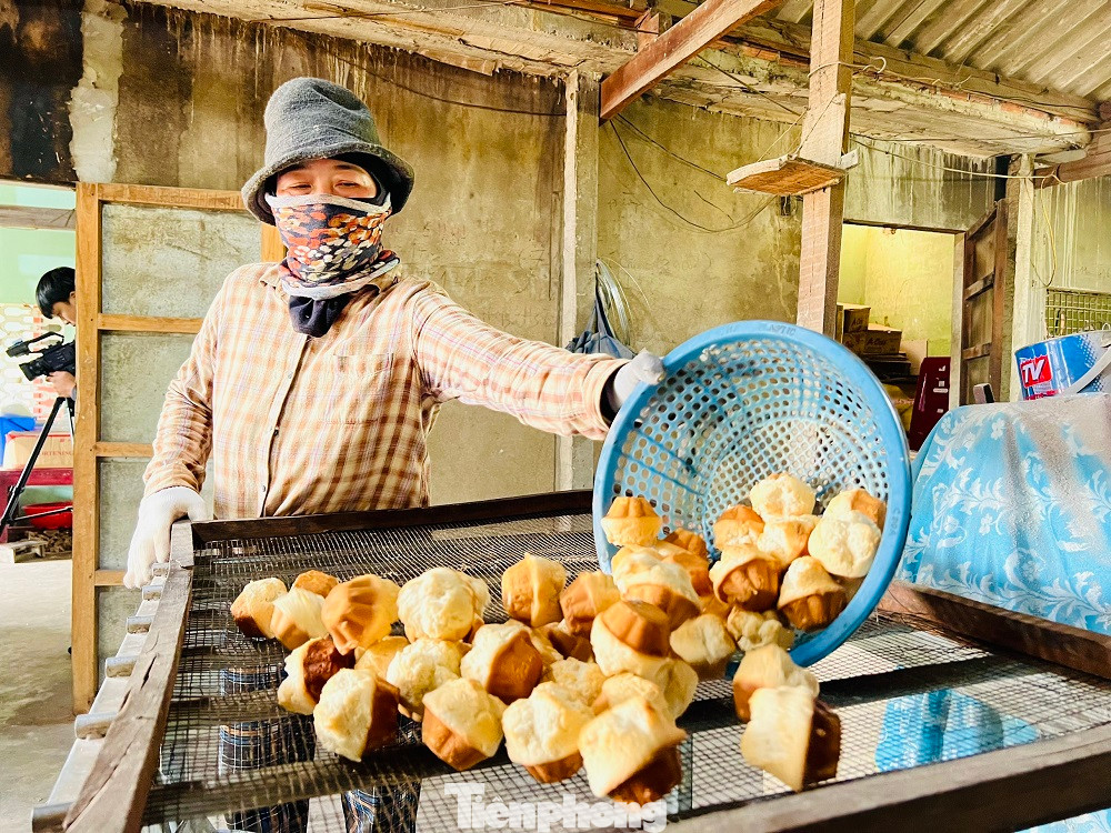 Tiếp theo, bắt lò than nhỏ, đưa khuôn bánh (bằng đồng, có hình bầu dục, đường kính 25-35mm, phía trong chia thành nhiều ô) lên lò cho nóng rồi dùng dầu xoa một lớp mỏng để “chống dính”, sau đó dùng muỗng đổ hỗn hợp đã đánh vào từng khuôn rồi đậy nắp lại. Than củi được đặt trên cả nắp khuôn để bánh được nở đều.