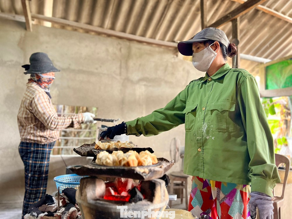 Nguyên liệu làm bánh thuẫn cũng khá đơn giản gồm trứng gà, bột mỳ, sữa và gừng rồi đều hoặc đánh nhuyễn bằng máy xay bột và cho đường trắng vừa đủ, để bánh không quá ngọt cũng không quá khô. Nếu muốn bánh thuẩn có mùi vị độc lạ hơn có thể cho thêm gừng, mè, dừa…
