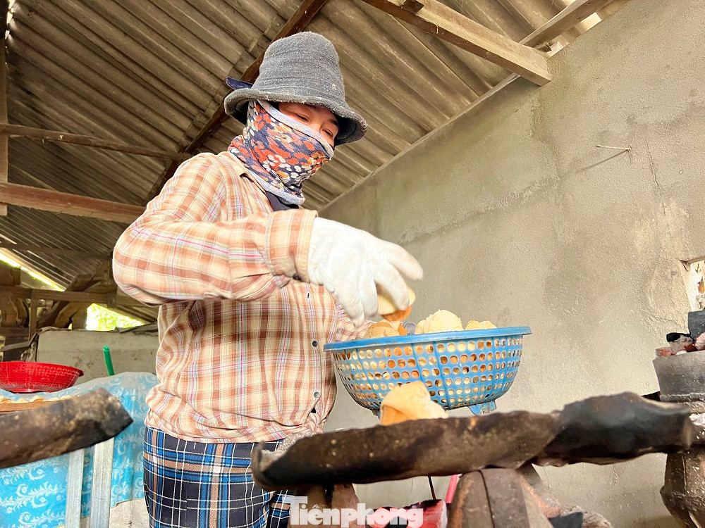 Nguyên liệu làm bánh thuẫn cũng khá đơn giản gồm trứng gà, bột mỳ, sữa và gừng rồi đều hoặc đánh nhuyễn bằng máy xay bột và cho đường trắng vừa đủ, để bánh không quá ngọt cũng không quá khô. Nếu muốn bánh thuẩn có mùi vị độc lạ hơn có thể cho thêm gừng, mè, dừa…