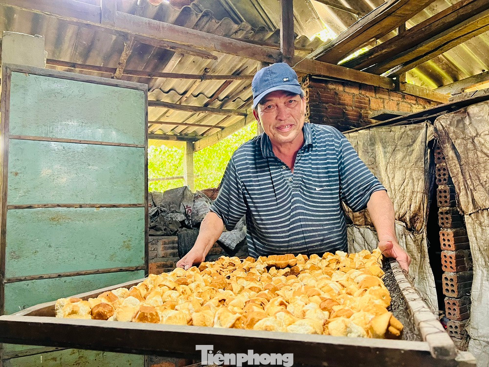 “Thời ấy dù không có máy đánh trứng bằng điện như bây giờ, người dân đến tết phải đánh trứng bằng tay, đánh cả ngày mới đủ số lượng cần làm bánh mà vẫn kiên trì với nghề. Bánh thuẩn đạt chuẩn là bánh có màu vàng ươm phía dưới, còn phía trên bánh có hình cánh hoa màu vàng nhạt và bánh phải có mùi thơm. Hoa bánh càng đều cánh thì càng đẹp và giá càng cao”, bà Ba nói.