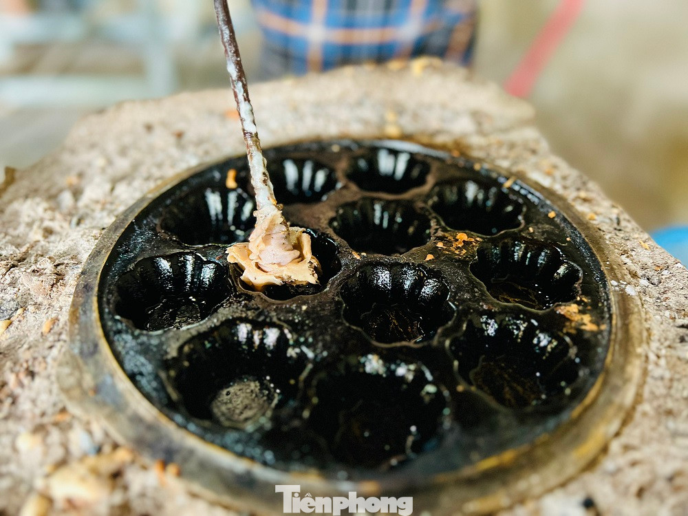 Lò bánh thuẫn gia truyền hơn 100 năm tuổi của vợ chồng ông Bùi Đình Phùng và bà Võ Thị Ba (trú thôn Đông Thuận, xã Bình Trung) đỏ lửa từ sáng sớm cho đến đêm khuya để kịp đúc bánh cho các đơn hàng trong dịp Tết cổ truyền.