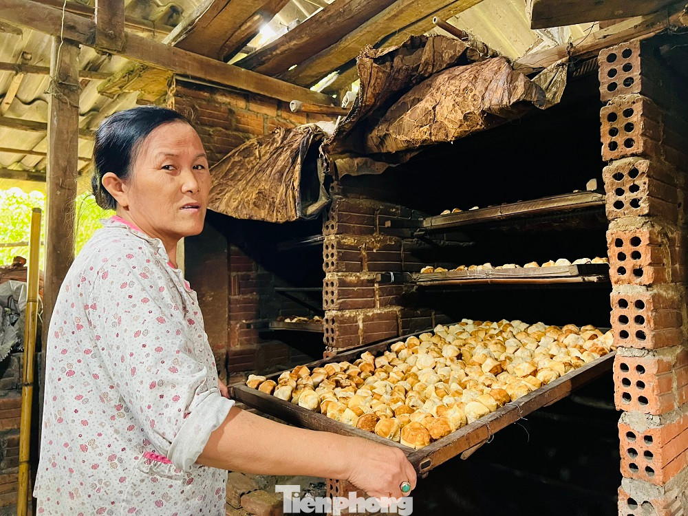 Bà Võ Thị Ba (vợ ông Phùng) cho biết, ngày xưa tết đến ở thôn này có đến hàng chục hộ làm bánh thuẫn. Tuy nhiên, bánh thuẫn truyền thống không cạnh tranh được với các loại bánh ngoại, bánh công nghiệp nên người dân nơi đây từ bỏ nghề hết, chỉ đến tết còn một vài hộ làm.