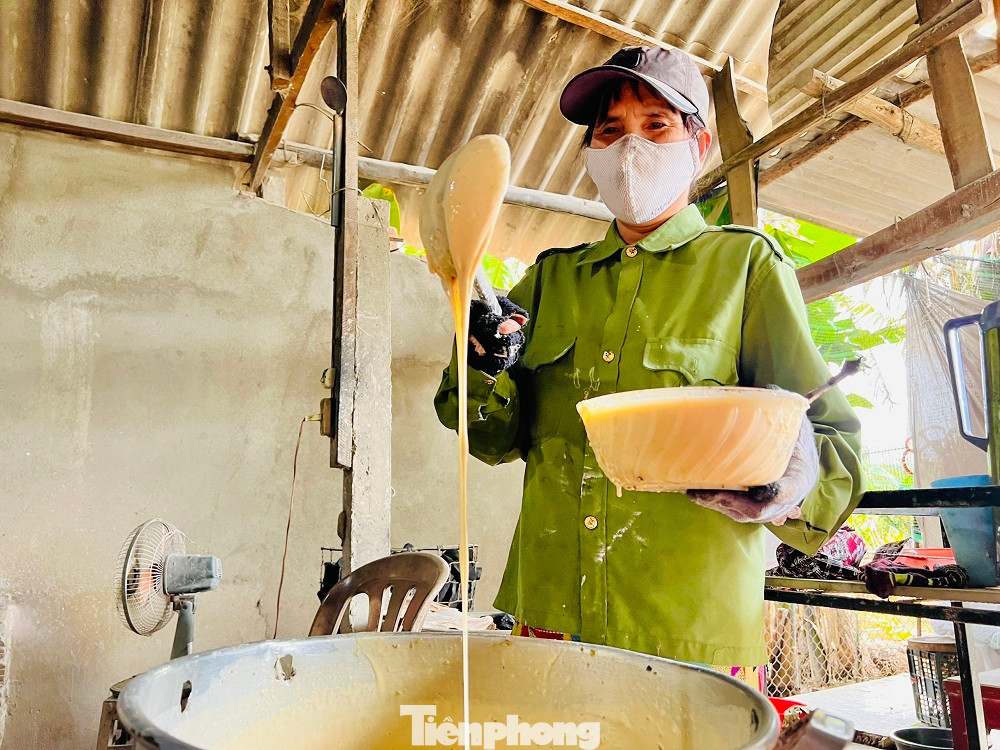 Lò bánh thuẫn gia truyền hơn 100 năm tuổi của vợ chồng ông Bùi Đình Phùng và bà Võ Thị Ba (trú thôn Đông Thuận, xã Bình Trung) đỏ lửa từ sáng sớm cho đến đêm khuya để kịp đúc bánh cho các đơn hàng trong dịp Tết cổ truyền.