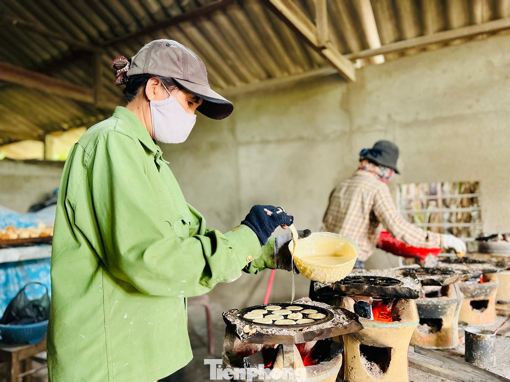 Vừa làm bánh ông Phùng vừa kể đến nay ông đã hơn 40 năm gắn bó với nghề. Thời gian đầu, ông làm lấy ngày công theo yêu cầu của khách hàng, sau đó ông lặn lội đi tìm mối bỏ hàng ở TP Quảng Ngãi và mở rộng quy mô sản xuất. Nghề làm bánh thuẫn có từ lâu đời, do ông bà cha mẹ truyền lại, rồi gia đình vẫn giữ nghề làm truyền thống bằng thủ công sử dụng lò củi than đốt để làm chín bánh”.