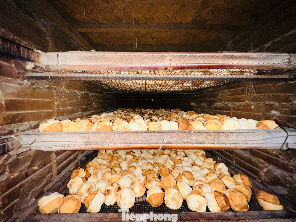 Chỉ được đổ vừa khuôn bánh để cho các bánh đều nhau, không có cái lớn quá, nhỏ quá. Bánh được nướng trong khuôn từ 5-7 phút rồi tháo nắp vung ra, thấy bánh nở cao gấp đôi khuôn và ngả màu vàng là bánh đã chín, sau đó gắp khỏi khuôn cho vào lò sấy.