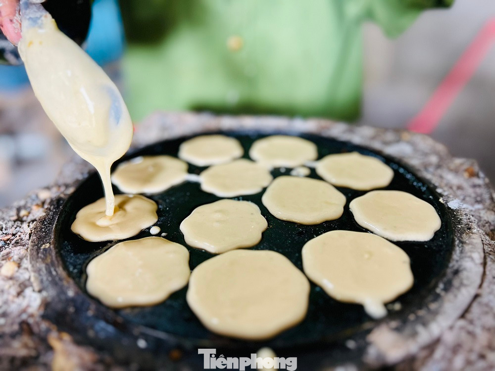 Vừa làm bánh ông Phùng vừa kể đến nay ông đã hơn 40 năm gắn bó với nghề. Thời gian đầu, ông làm lấy ngày công theo yêu cầu của khách hàng, sau đó ông lặn lội đi tìm mối bỏ hàng ở TP Quảng Ngãi và mở rộng quy mô sản xuất. Nghề làm bánh thuẫn có từ lâu đời, do ông bà cha mẹ truyền lại, rồi gia đình vẫn giữ nghề làm truyền thống bằng thủ công sử dụng lò củi than đốt để làm chín bánh”.