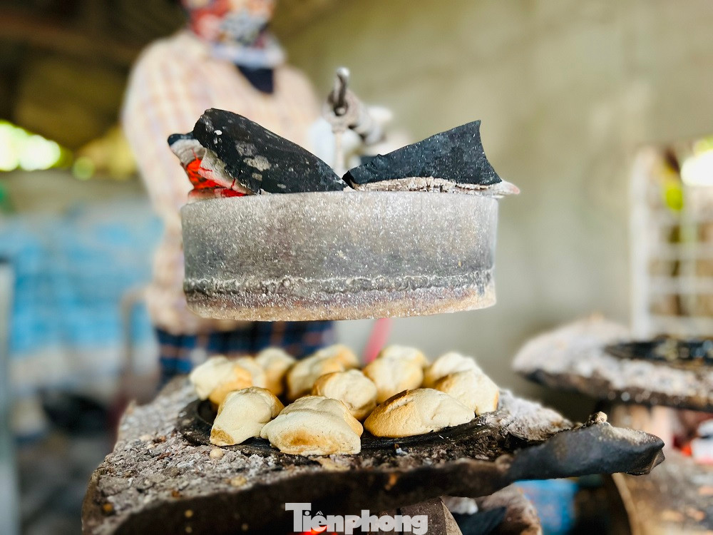 Để có những cái bánh thuẫn thơm ngon, đạt chất lượng cao, đảm bảo an toàn thực phẩm, từ việc chuẩn bị nguyên liệu đến khâu trộn nguyên liệu lại với nhau cho đều rồi được đổ vào khuôn, xong đem bánh đi sấy khô… được thợ làm rất công phu.