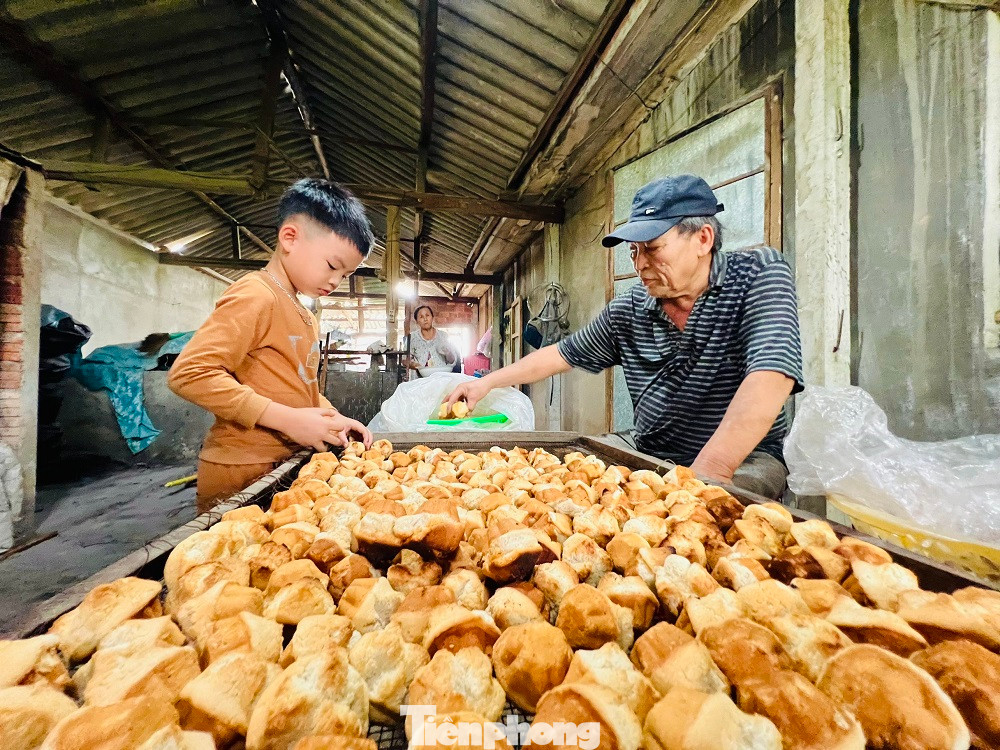 “Thời ấy dù không có máy đánh trứng bằng điện như bây giờ, người dân đến tết phải đánh trứng bằng tay, đánh cả ngày mới đủ số lượng cần làm bánh mà vẫn kiên trì với nghề. Bánh thuẩn đạt chuẩn là bánh có màu vàng ươm phía dưới, còn phía trên bánh có hình cánh hoa màu vàng nhạt và bánh phải có mùi thơm. Hoa bánh càng đều cánh thì càng đẹp và giá càng cao”, bà Ba nói.