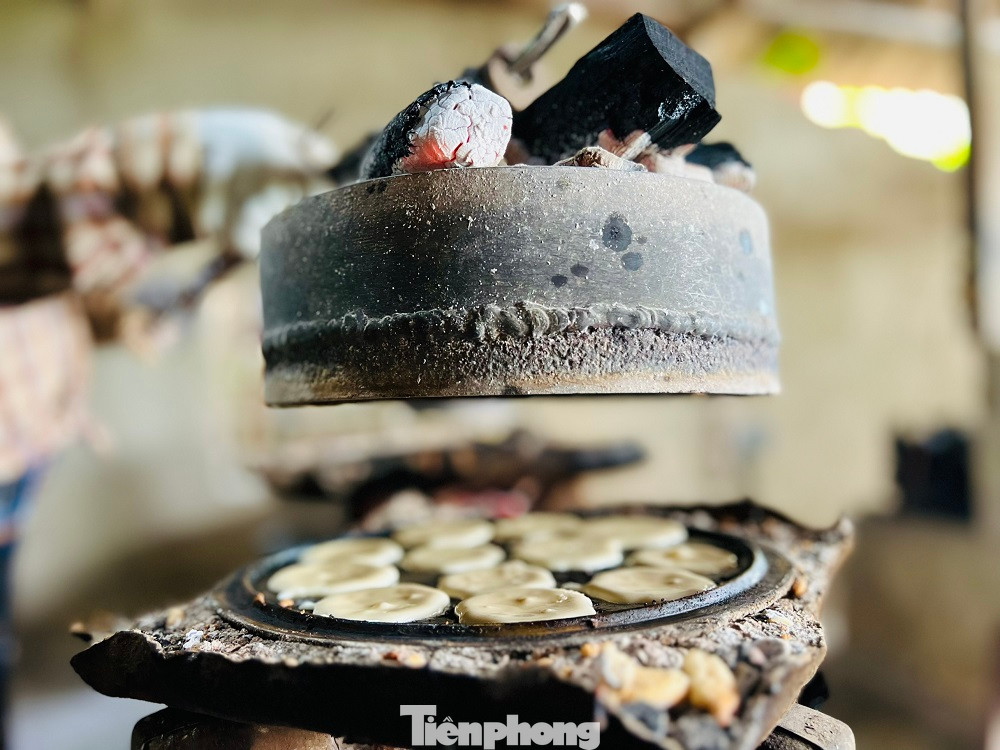 Theo ông Phùng, từ tháng 11 đến tháng 12 (âm lịch), lò bánh của ông luôn đỏ lửa từ tờ mờ sáng cho đến đêm khuya, để kịp đơn hàng trong những ngày tết. Ngày thường lò bánh của ông sản xuất từ 4.000-5.000 cái, còn những ngày tết thì tăng lên gấp đôi từ 8.000-10.000 cái. Các đầu nậu đến cơ sở lấy bánh bỏ sỉ ở các chợ, tạp hóa trên địa bàn Quảng Ngãi, Quảng Nam, Bình Định và cả nước ngoài.