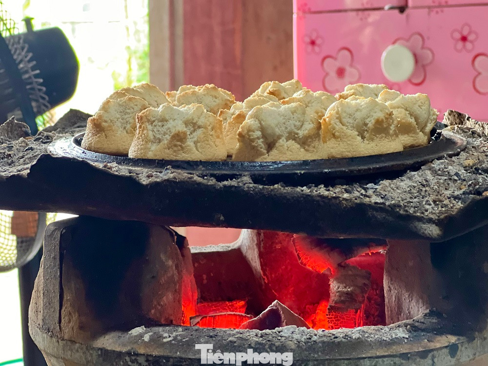 Để có những cái bánh thuẫn thơm ngon, đạt chất lượng cao, đảm bảo an toàn thực phẩm, từ việc chuẩn bị nguyên liệu đến khâu trộn nguyên liệu lại với nhau cho đều rồi được đổ vào khuôn, xong đem bánh đi sấy khô… được thợ làm rất công phu.