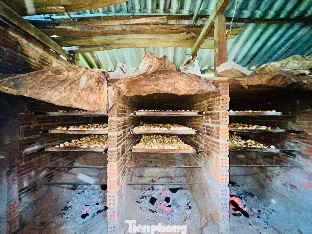 Chỉ được đổ vừa khuôn bánh để cho các bánh đều nhau, không có cái lớn quá, nhỏ quá. Bánh được nướng trong khuôn từ 5-7 phút rồi tháo nắp vung ra, thấy bánh nở cao gấp đôi khuôn và ngả màu vàng là bánh đã chín, sau đó gắp khỏi khuôn cho vào lò sấy.