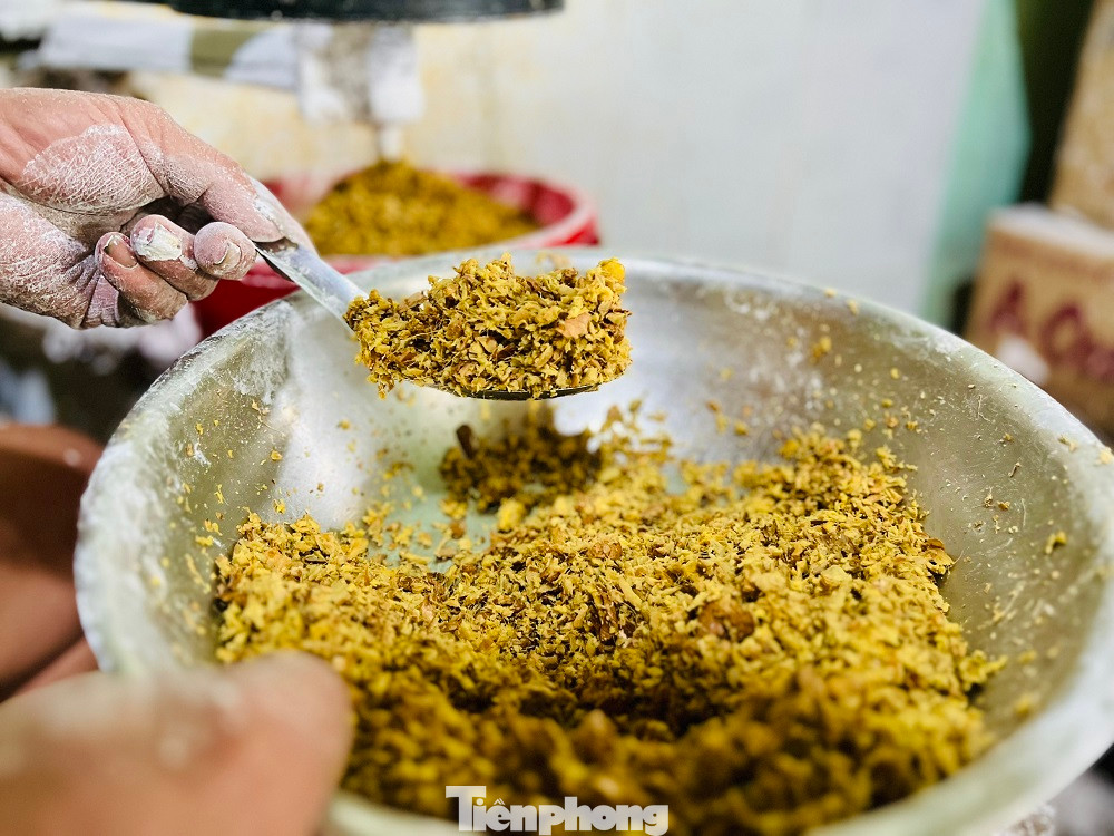 Chỉ mới bước chân vào thôn Đông Thuận (xã Bình Trung, huyện Bình Sơn, tỉnh Quảng Ngãi) mùi thơm dịu nhẹ của làng bánh trứ danh một thời quyện trong cái mưa và lạnh của những ngày giáp Tết.