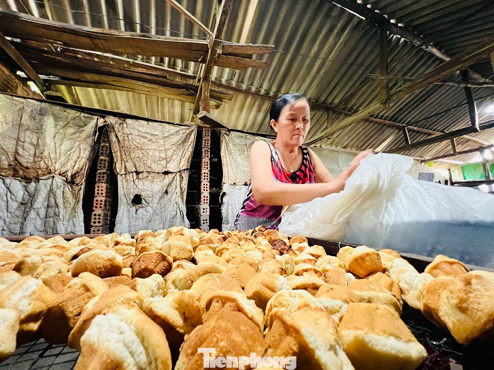 Bà Võ Thị Ba (vợ ông Phùng) cho biết, ngày xưa tết đến ở thôn này có đến hàng chục hộ làm bánh thuẫn. Tuy nhiên, bánh thuẫn truyền thống không cạnh tranh được với các loại bánh ngoại, bánh công nghiệp nên người dân nơi đây từ bỏ nghề hết, chỉ đến tết còn một vài hộ làm.