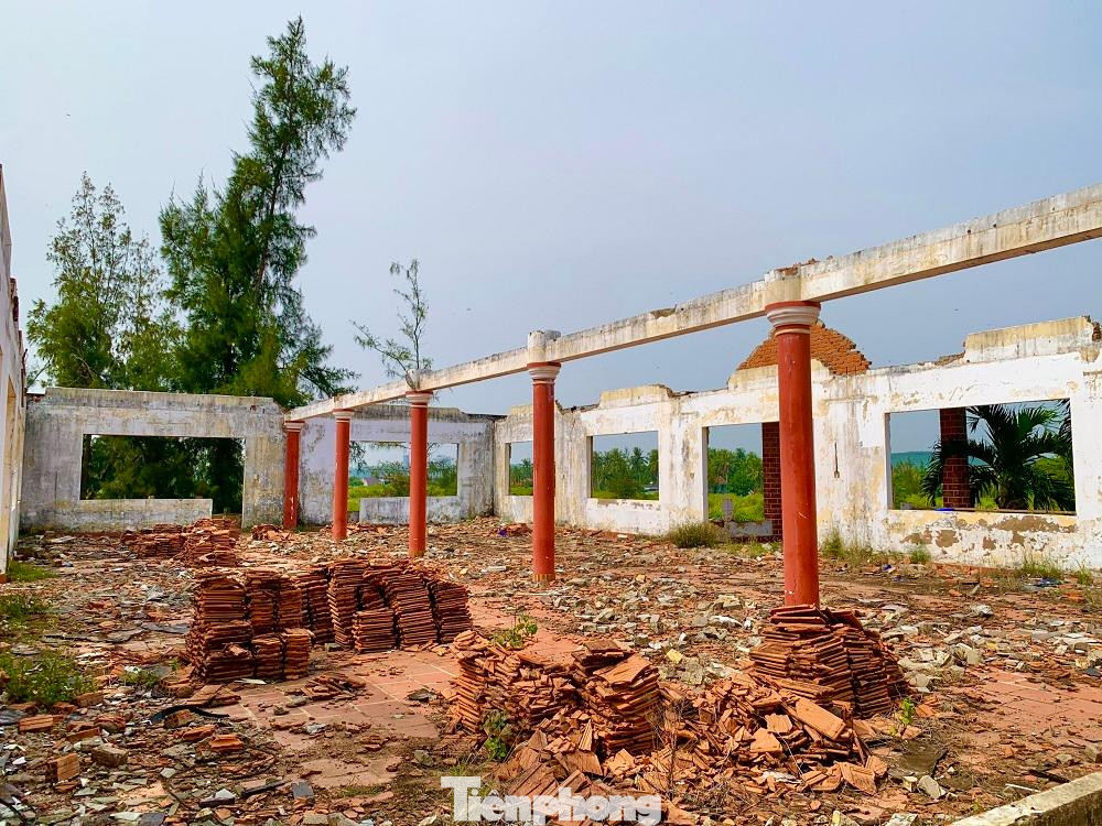 Trong vòng 20 năm qua, có rất nhiều dự án được đầu tư vào khu du lịch Mỹ Khê. Tuy nhiên, viễn cảnh mà các chủ đầu tư dự án đặt ra với việc xây dựng nhiều phân khu chức năng mang tính “hoành tráng” như Khu nhà vườn sinh thái biển, khu khách sạn-biệt thự, khu nhà hàng, khu tắm biển và dịch vụ tắm biển... đã mang đến cho người dân Quảng Ngãi không ít hy vọng, rồi sớm thất vọng.