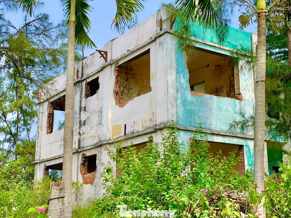 Dự án được chia làm 2 giai đoạn, giai đoạn 1 từ năm 2010 đến hết năm 2014 sẽ hoàn thành khu khách sạn hỗn hợp, 50% khu hành chính và khu vui chơi giải trí, 46 căn biệt thự và các dịch vụ đi kèm. Giai đoạn 2 từ tháng 1/2015 đến hết năm 2015 sẽ thi công hoàn thành 39 căn biệt thự còn lại, hoàn thành khu hành chính, nhà dịch vụ và hạ tầng kỹ thuật...