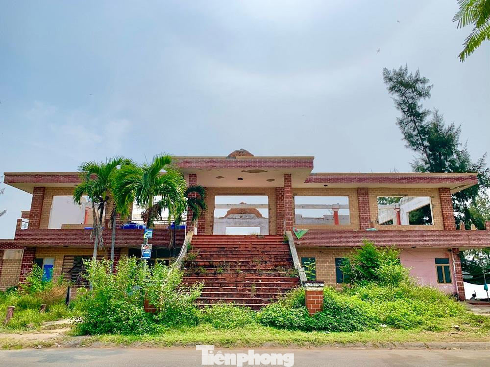 Cách trung tâm TP Quảng Ngãi chừng 15 km và nằm trên tuyến đường ven biển Dung Quất – Sa Huỳnh, bãi biển Mỹ Khê (xã Tịnh Khê, TP Quảng Ngãi) có chiều dài 7km, được các nhà đầu tư đánh giá cao về tiềm năng phát triển du lịch.