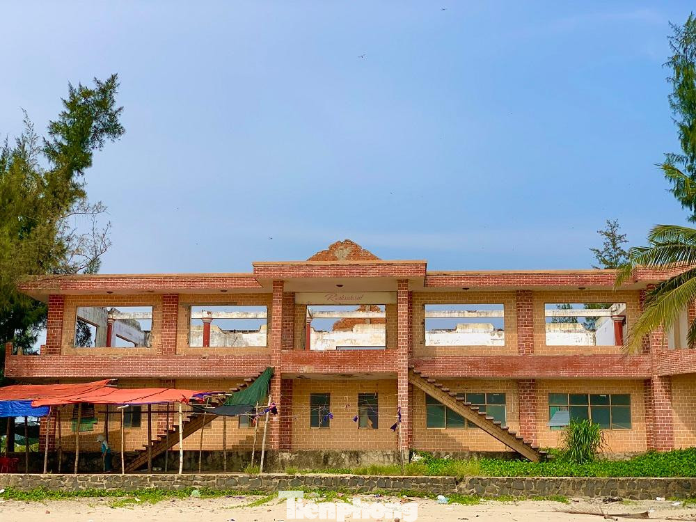 “Nghe phát triển du lịch người dân ở đây ai cũng mừng, thế nhưng dự án thi công kéo dài cả chục năm vẫn không xong, bên trong cỏ dại mọc um tùm, nhiều nhà cửa được xây dựng dang dở nay bỏ hoang và xuống cấp trầm trọng, gây lãng phí và mất an ninh trật tự trên địa bàn”, bà Phạm Thị Thời (trú thôn Cổ Lũy, xã Tịnh Khê) chia sẻ.