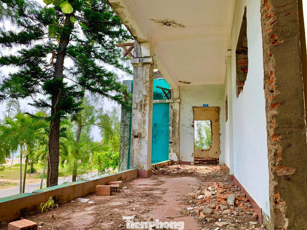 Tuy nhiên, đến tháng 10/2012, do khó khăn về tài chính, dự án đã tạm ngừng triển khai xây dựng. Năm 2018, Công ty Cổ phần Mỹ Khê Việt Nam đề nghị chuyển nhượng toàn bộ dự án cho Công ty Cổ phần Biệt thự nghỉ dưỡng Mỹ Khê để tiếp tục thực hiện.