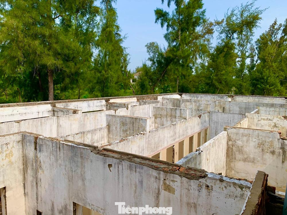 Một số dự án được quy hoạch trên những vị trí đắc địa ven biển Mỹ Khê lại thi công một cách ì ạch, thậm chí dang dở rồi bỏ hoang, gây ra sự lãng phí và mất mỹ quan đô thị.