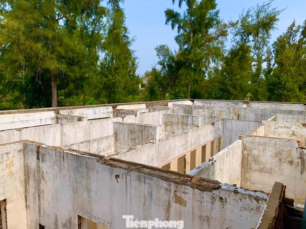 Một số dự án được quy hoạch trên những vị trí đắc địa ven biển Mỹ Khê lại thi công một cách ì ạch, thậm chí dang dở rồi bỏ hoang, gây ra sự lãng phí và mất mỹ quan đô thị.