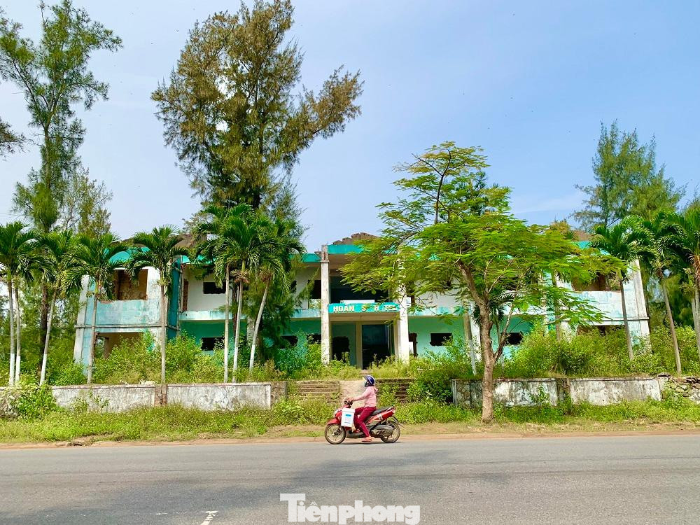 Một dự án ở khu vực biển Mỹ Khê đang bị bỏ hoang, xuống cấp nghiêm trọng, không những gây lãng phí, mất mỹ quan mà còn gây bức xúc cho người dân.