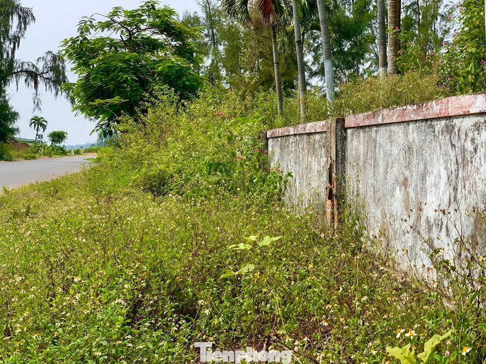 Chủ tịch UBND TP Quảng Ngãi, ông Trà Thanh Danh cũng thừa nhận, vì nhiều nguyên nhân, trong khoảng 20 năm qua, dù nhiều dự án được cấp chủ trương đầu tư nhưng đến nay, khu vực bãi biển Mỹ Khê vẫn chưa có dự án nào về du lịch được triển khai hoàn thiện.