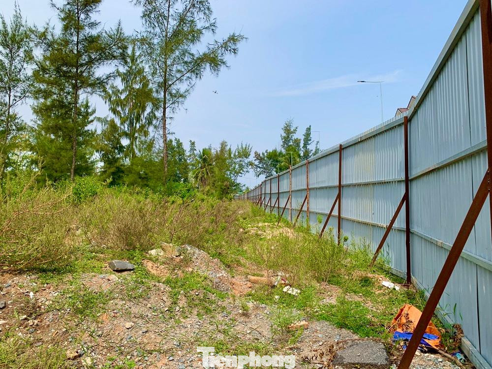 “Phần vì nhà đầu tư chưa đủ năng lực, phần vì sự thay đổi của các chính sách và thu hút khách vào Mỹ Khê còn hạn chế nên xảy ra tình trạng một số nhà đầu tư ôm đất, xí phần nhưng không triển khai xây dựng dự án”, ông Danh cho biết.