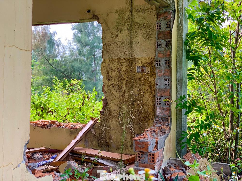 Ông Võ Minh Chính – Chủ tịch UBND xã Tịnh Khê, TP Quảng Ngãi cho hay, khu du lịch Tịnh Khê được đánh giá là khu “đất vàng” nhưng lâu nay chưa được khai thác triệt để. Tình trạng các nhà đầu tư nhận đất xong không triển khai thi công theo như phê duyệt ban đầu đã gây bức xúc cho chính quyền và nhân dân địa phương.