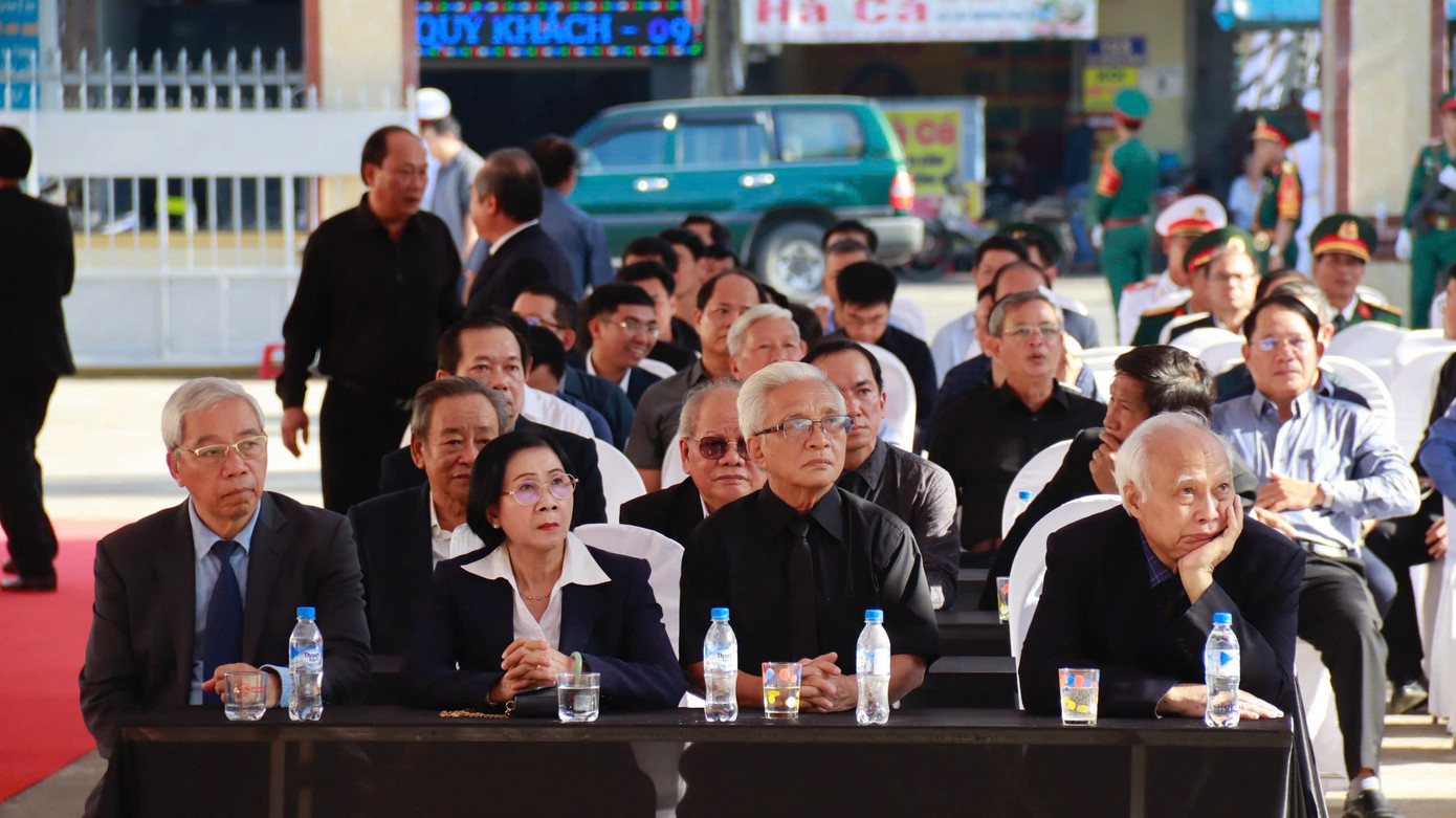 Đông đảo cán bộ, người dân, dâng hương tưởng nhớ nguyên Chủ tịch nước Trần Đức Lương. Đông đảo cán bộ, người dân, dâng hương tưởng nhớ nguyên Chủ tịch nước Trần Đức Lương.