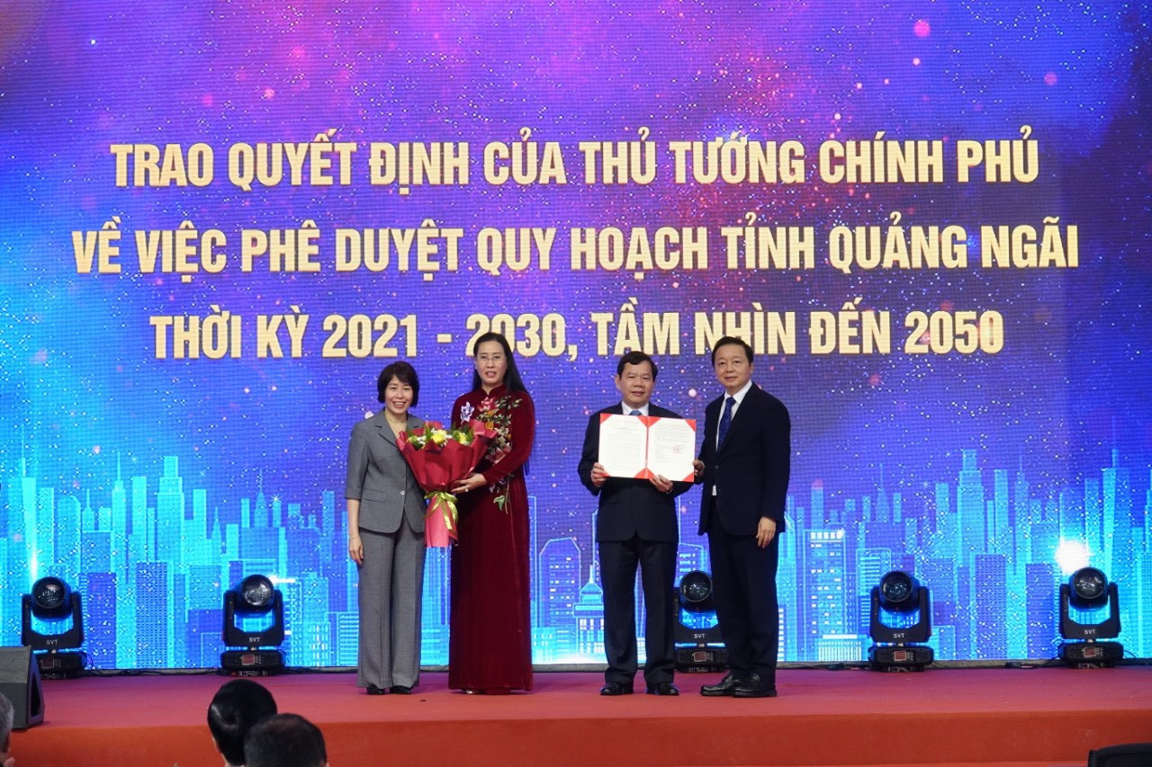 Phó Thủ tướng Trần Hồng Hà trao Quyết định của Thủ tướng Chính phủ phê duyệt Quy hoạch tỉnh Quảng Ngãi thời kỳ 2021 - 2030, tầm nhìn đến 2050. Phó Thủ tướng Trần Hồng Hà trao Quyết định của Thủ tướng Chính phủ phê duyệt Quy hoạch tỉnh Quảng Ngãi thời kỳ 2021 - 2030, tầm nhìn đến 2050.
