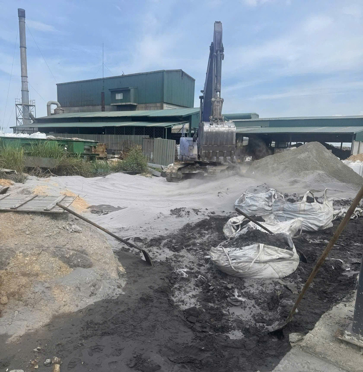 Ba doanh nghiệp ở Quảng Ngãi bị phát hiện có hành vi đổ chất thải rắn chưa qua xử lý ra môi trường. Ảnh: C.A.