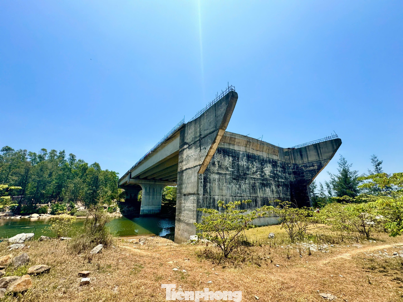 Theo ghi nhận của PV, phần nền đường hiện đạt khoảng 80%, một số đoạn đã cấp phối, bó vỉa. Thế nhưng ngay tại điểm đầu tuyến giao với quốc lộ 24C, vướng mặt bằng nên chưa thể thi công. Ảnh: Nguyễn Ngọc