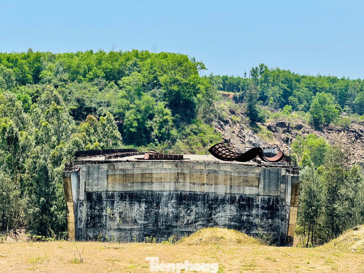 Theo ghi nhận của PV, phần nền đường hiện đạt khoảng 80%, một số đoạn đã cấp phối, bó vỉa. Thế nhưng ngay tại điểm đầu tuyến giao với quốc lộ 24C, vướng mặt bằng nên chưa thể thi công. Ảnh: Nguyễn Ngọc