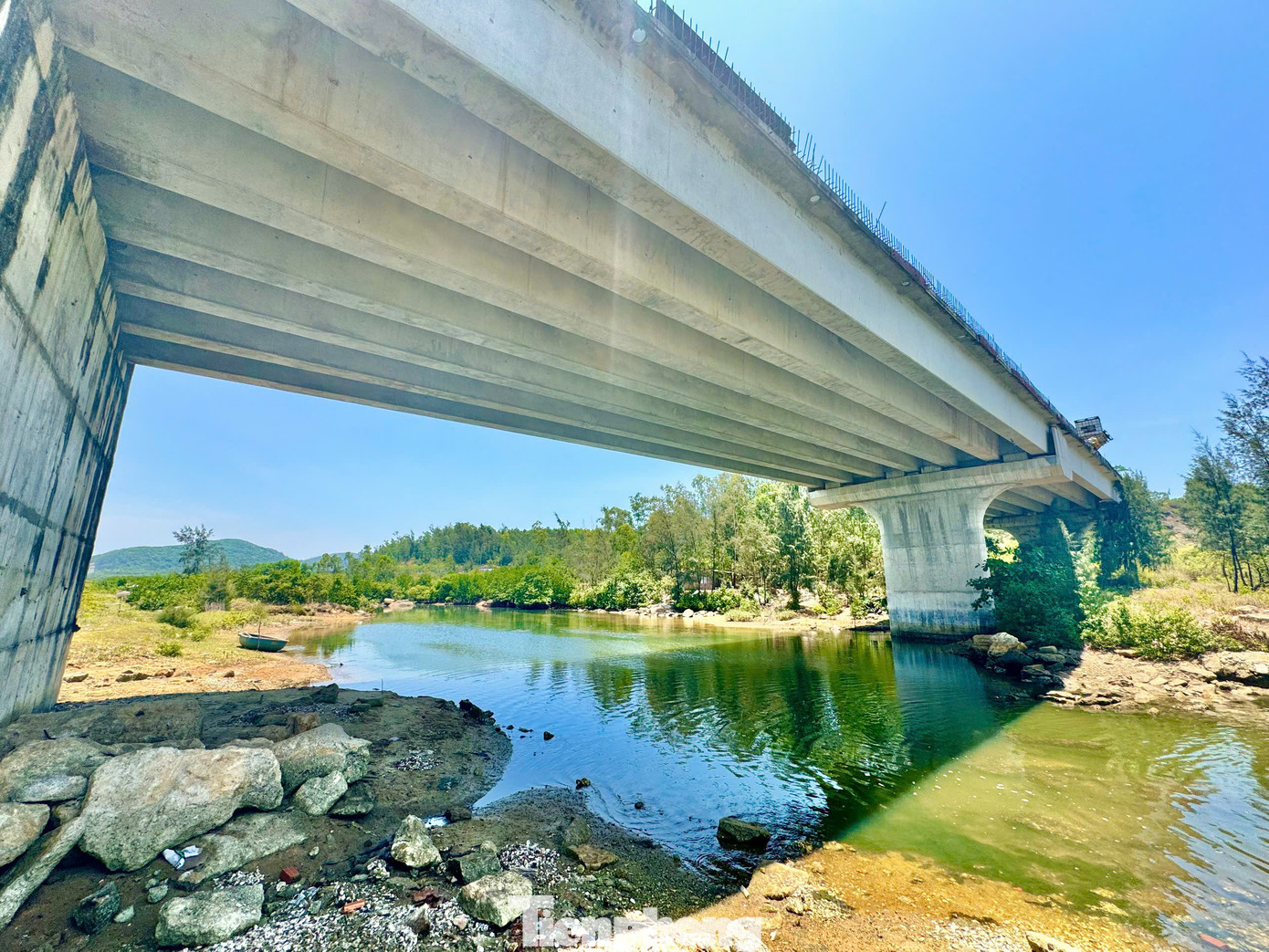 Hạng mục chính của dự án là cầu bắc qua sông Đầm và đường ống dẫn dầu Nhà máy lọc dầu Dung Quất mới chỉ thi công được mố cầu, lao dầm hai nhịp số 1 và số 2. Ảnh: Nguyễn Ngọc