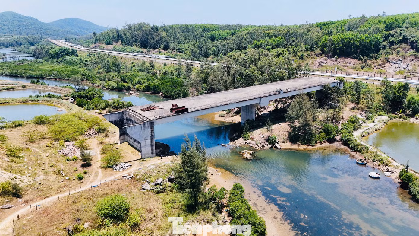 Nhịp cầu vượt đường ống dẫn dầu và mố M1 cùng trụ T3 vẫn chưa thể thi công vì chưa thống nhất được phương án đảm bảo an toàn cho tuyến ống dẫn dầu. Ảnh: Nguyễn Ngọc